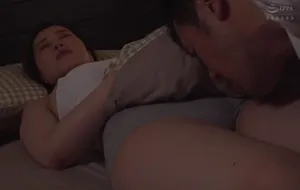 3 ngày ông xã đi làm ăn, vợ yêu ở nhà nữa đêm bị bố gã chồng mò vào phòng