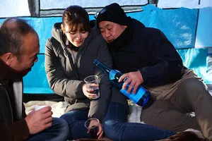 ông xã ngu ngục để cô vợ đi cắm trại với hàng xóm