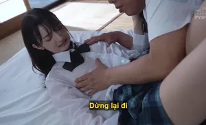 Bố dượng không còn kiềm được trước bé xinh trong bộ đồng phục bị ướt mưa
