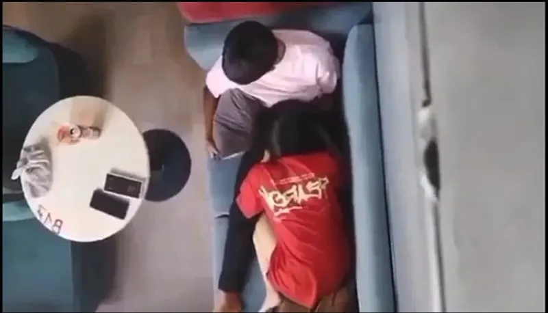 Quay lén người yêu bú liếm cho eny nơi công cộng
