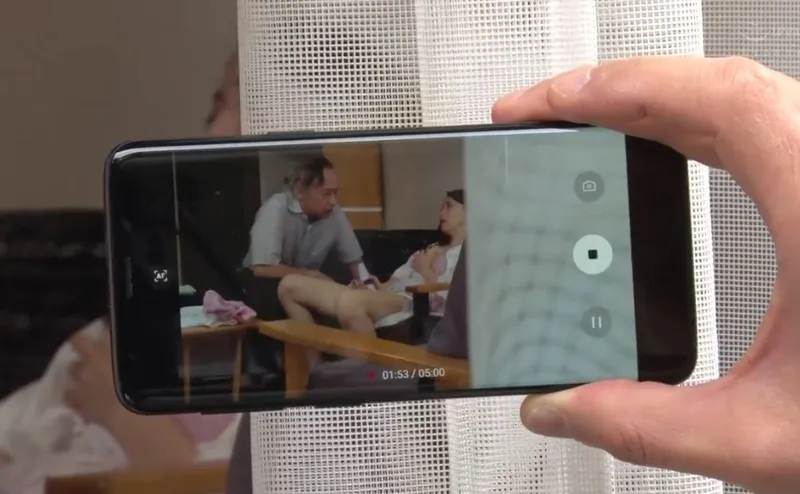 Vợ của con trai gian díu với bố ông chồng bị gã cấp trên khu phố phát hiện